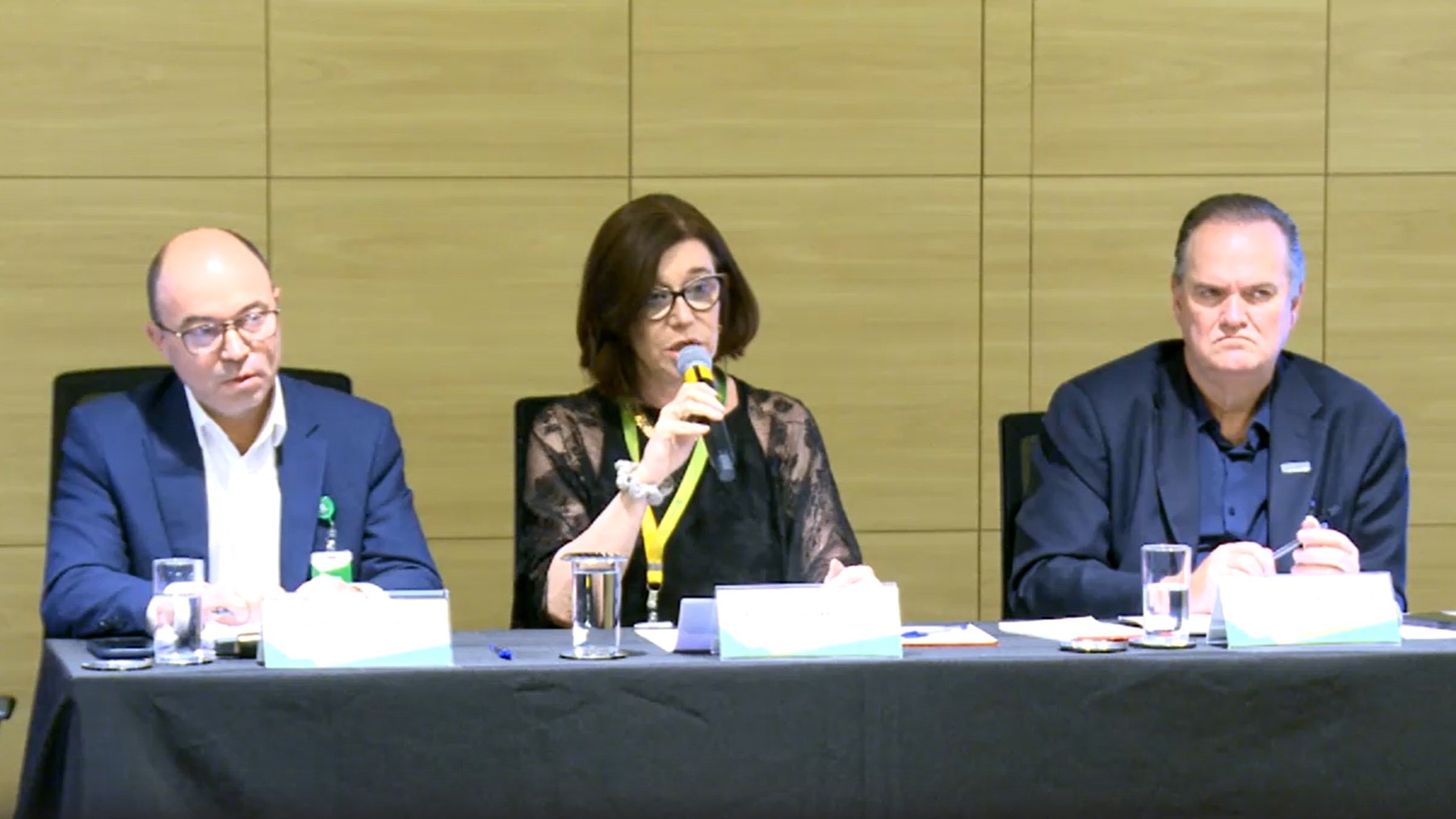 A presidente Magda Chambriard e os diretores Claudio Schlosser e Fernando Melgarejo, durante coletiva de imprensa sobre o preço do diesel