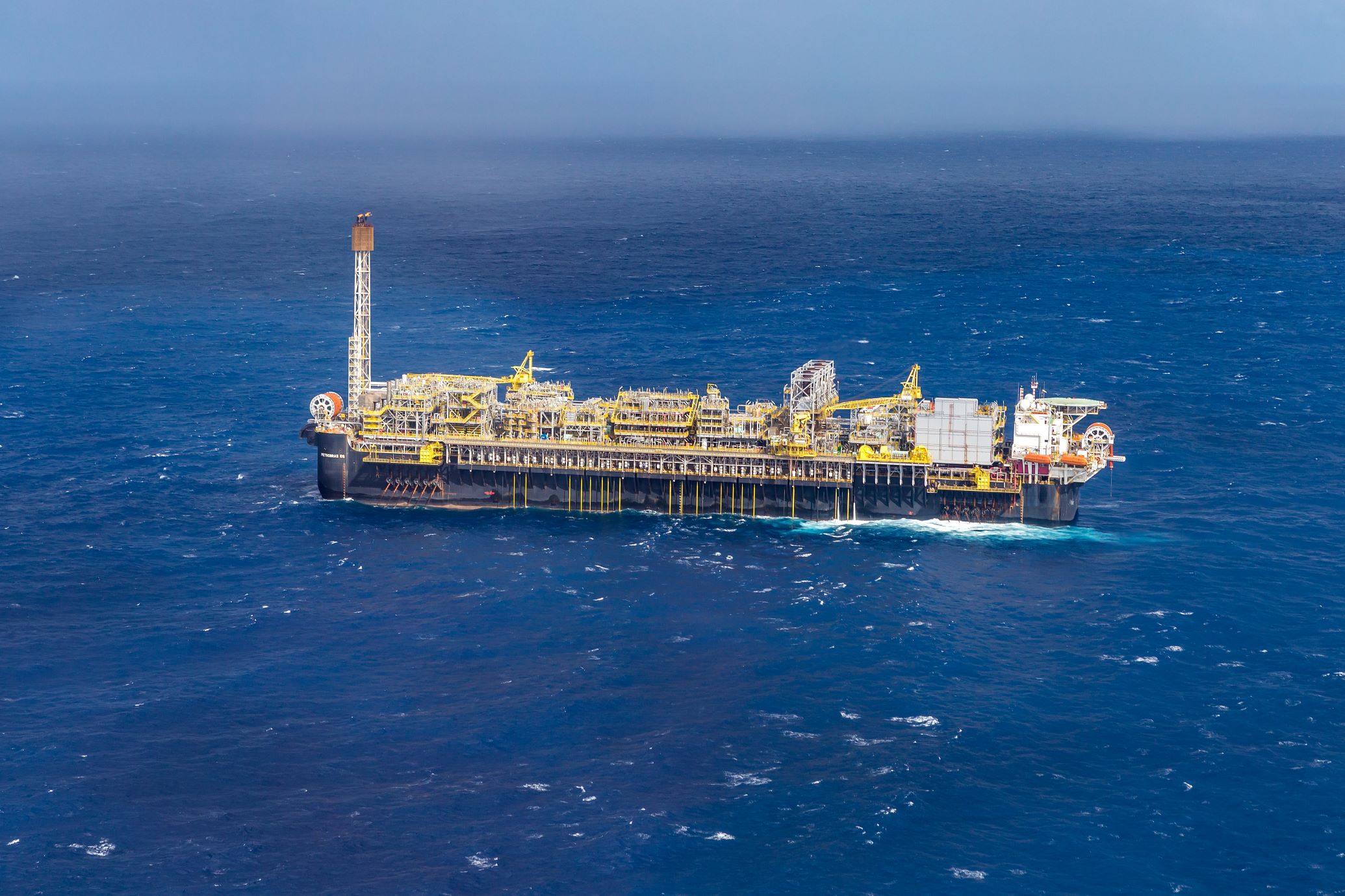 Plataforma P-66 da Petrobras no Campo de Tupi Navio-plataforma P-66 da Petrobras operando no Campo de Tupi, Bacia de Santos, com módulos de processamento e tubulações visíveis