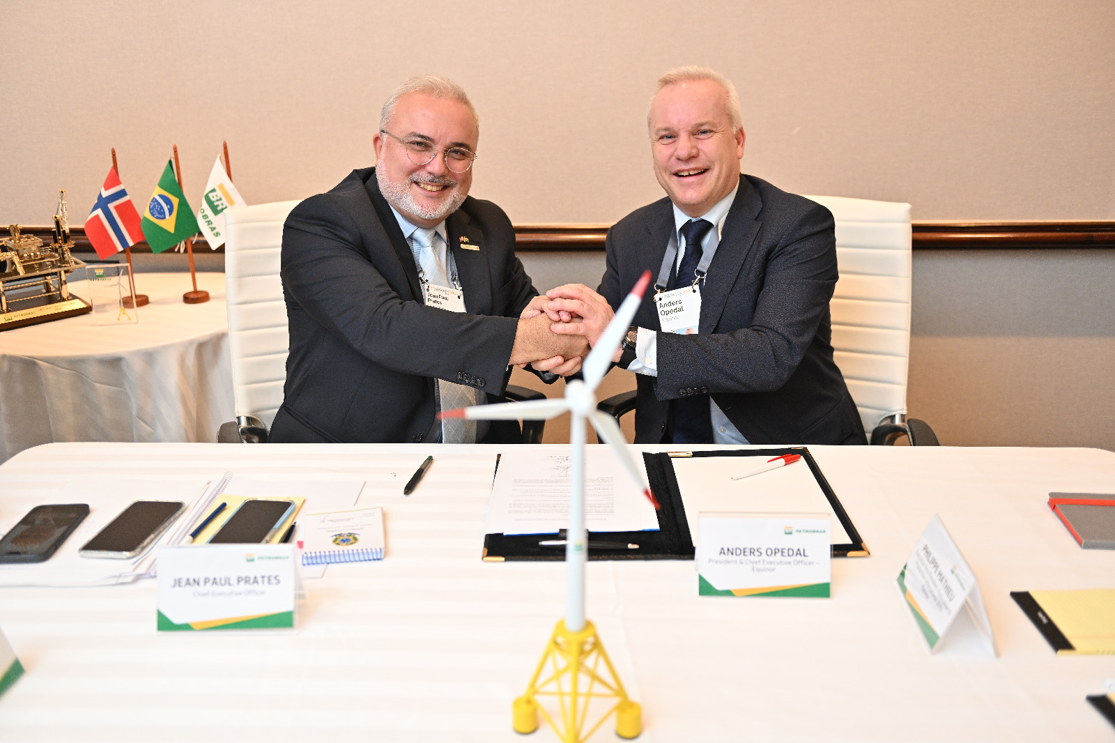 Presidentes da Petrobras, Jean Paul Prates, e da Equinor, Anders Opedal, assinaram carta de intenções para avaliar sete projetos de eólica offshore no Brasil