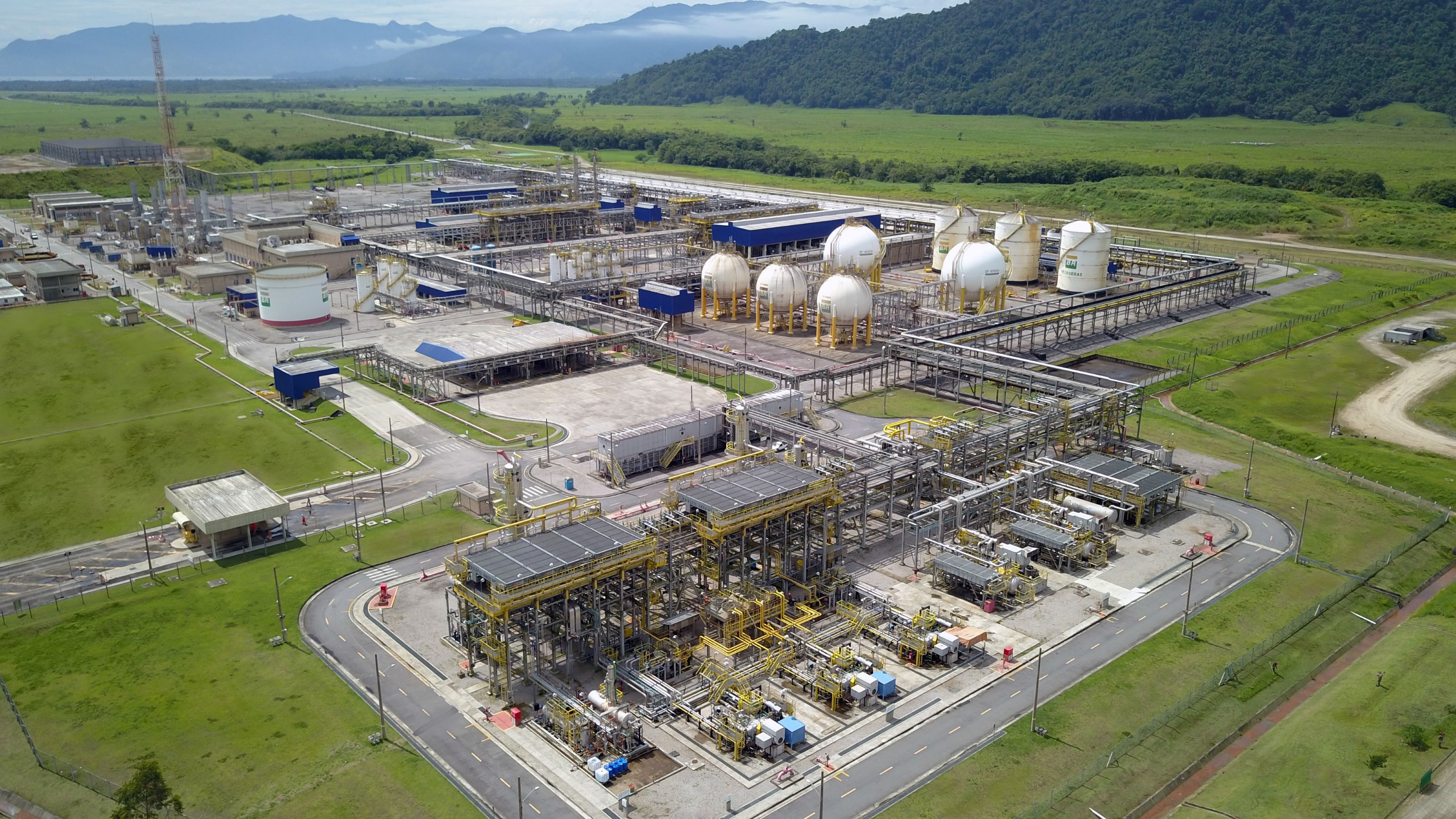 Imagem aérea da Unidade de Tratamento de Gás da Petrobras em Caraguatatuba