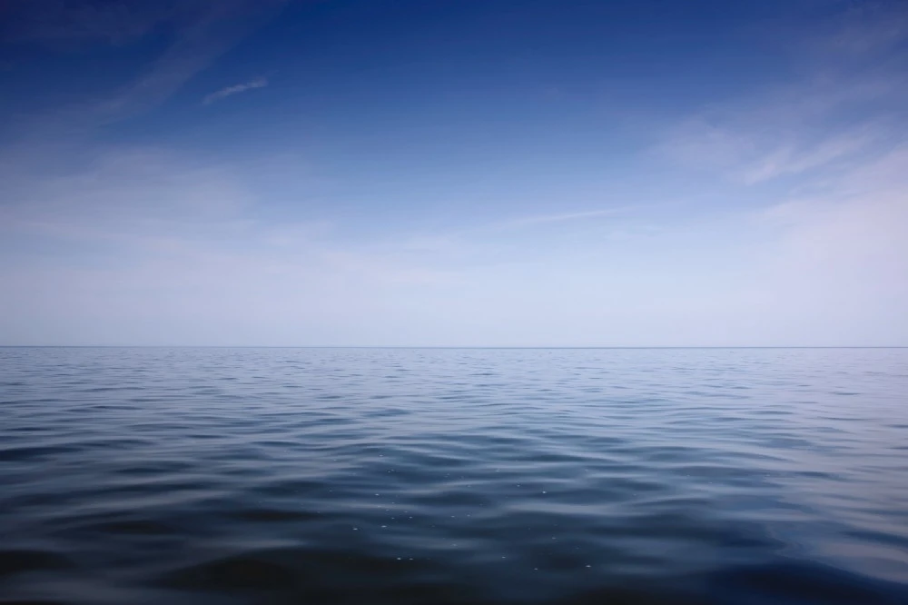 Imagem de alto mar de dia