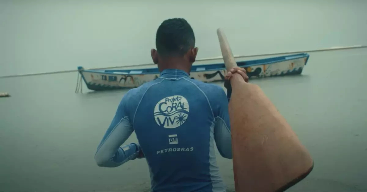 homem de costas com camiseta de projeto patrocinado