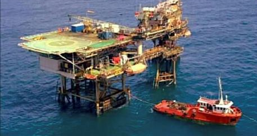 Fotografia aérea e em alto-mar da plataforma Cação 2, descomissionada pela Petrobras.