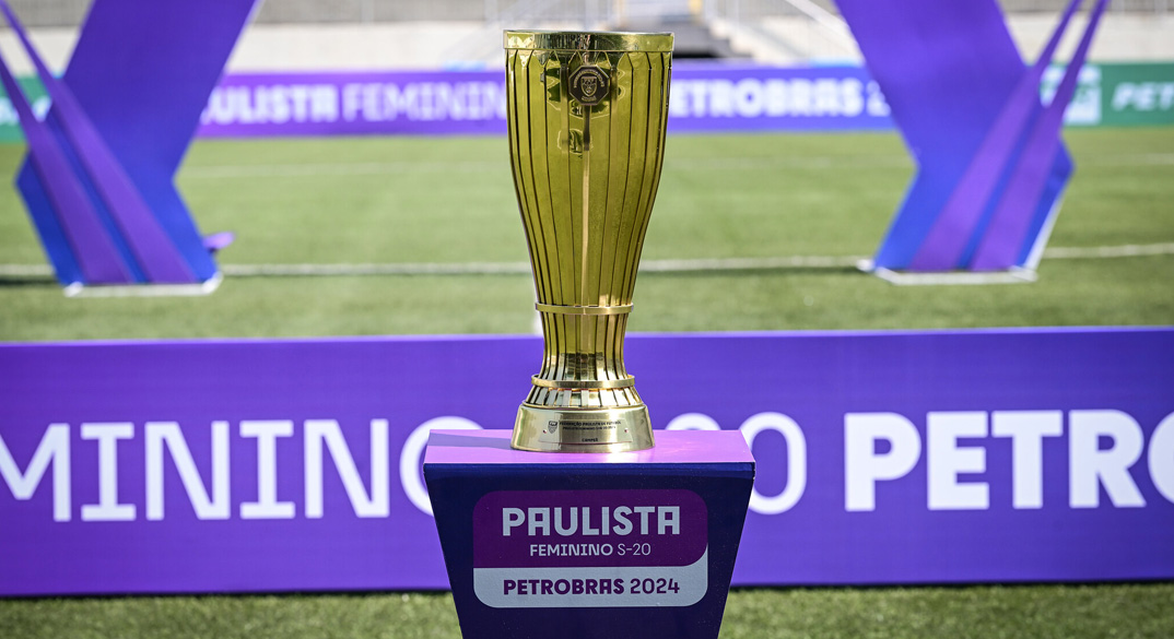 imagem da taça do Paulistão Feminino com campo no fundo e placa Petrobras