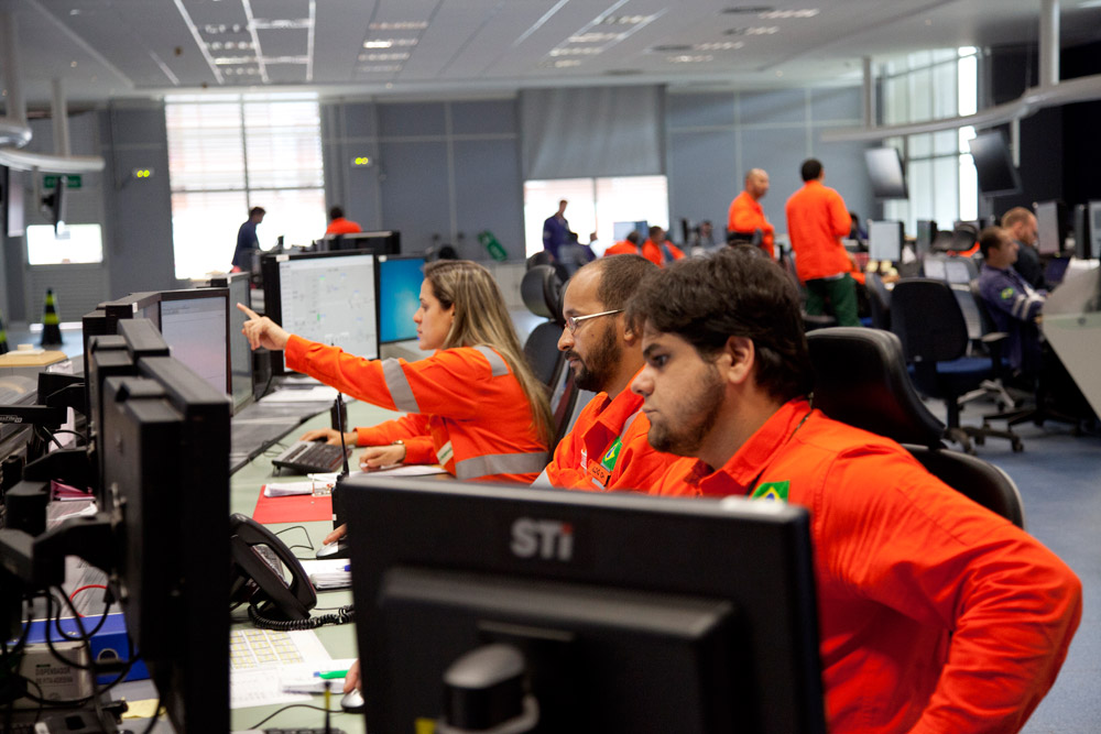 Photo of Petrobras professionals at Reinaria Abreu e Lima