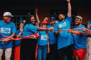 Equipe do Museu do Hip Hop RS corta fita vermelha na inauguração do museu em Porto Alegre