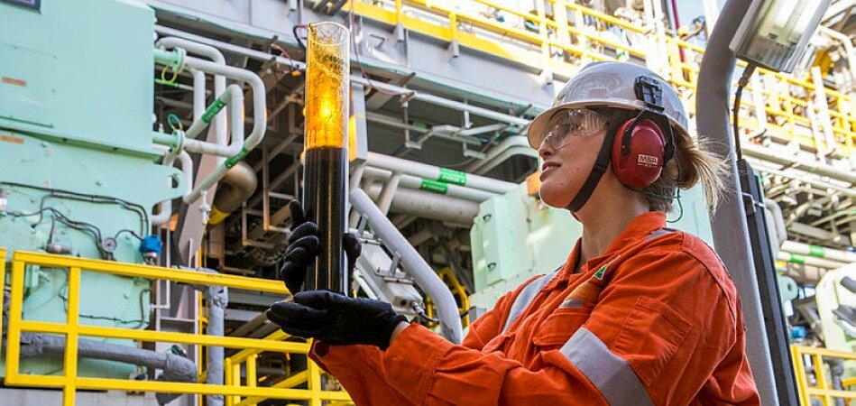 Colaboradora da Petrobras produzindo Petróleo em plataforma FPSO