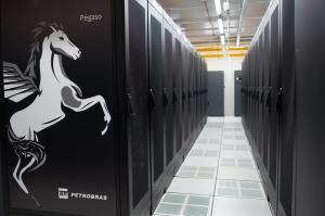 Corredor com piso branco e um supercomputador Pégaso, na cor preta, em cada lado.