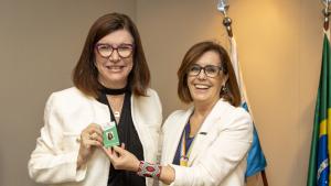 Nova presidente da Petrobras, Magda Chambriard, recebe crachá da diretora de Assuntos Corporativos, Clarice Coppetti