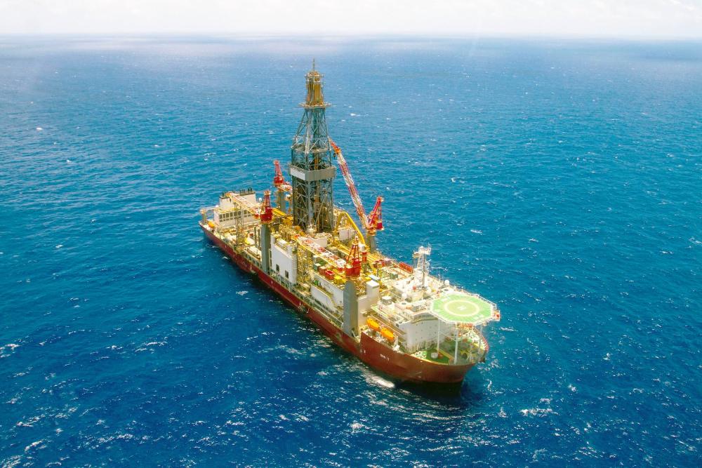 Drillship NS-42, navio sonda para exploração em águas ultraprofundas na Bacia Potiguar.